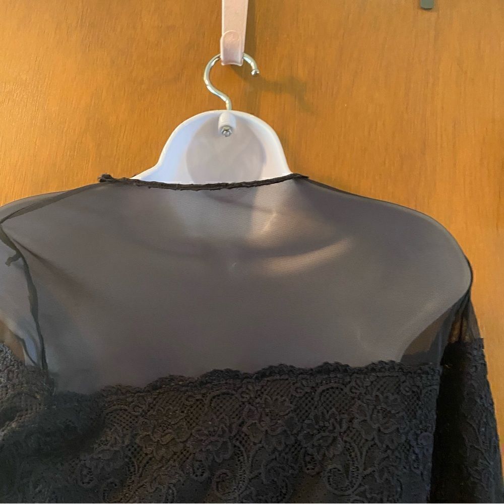 ✨ Lightweight Long sleeve crop top with lace and rhinestone details. Size Large - Picture 9 of 14